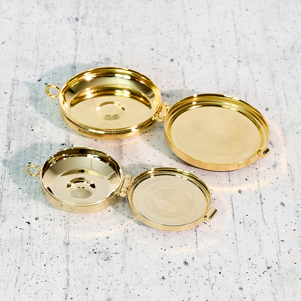 Pyx for hosts in olive wood and gilded metal